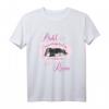 Pudel liegen nicht einfach herum, sie verschönern den Raum - Comicstyle Pudel T-Shirt für Pudelliebhaber und Hundefreunde