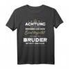 Achtung erheben Sie sich, Majestät Bruder betritt den Raum T-Shirt – Lustiges Geschenk für Bruder zu Geburtstag, Muttertag, Vatertag & Weihnachten