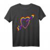 Pride Herz mit Pfeil im Regenbogen-Design - Buntes LGBTQ+ Schwul Lesben T-Shirt für CSD & Pride Events