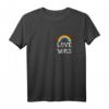 Pride Regenbogen T-Shirt mit Love Wins Spruch - Buntes LGBTQ Queer T-Shirt für CSD, Supporter und als Geschenk