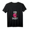 Damen Yes Daddy Kinky BDSM Dom Sub Sexy T-Shirt mit V-Ausschnitt – Provokatives Outfit für BDSM, Fetisch & kinky Mode