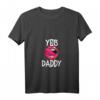Damen Yes Daddy Kinky BDSM Dom Sub Sexy T-Shirt mit V-Ausschnitt – Provokatives Outfit für BDSM, Fetisch & kinky Mode