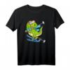 Lustiges Dinosaurier fährt Ski T-Shirt - Perfektes Geschenk für Skifahrer, Dino-Fans und Après-Ski Party