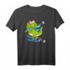 Lustiges Dinosaurier fährt Ski T-Shirt - Perfektes Geschenk für Skifahrer, Dino-Fans und Après-Ski Party