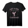 Taekwondo Martial Art Lover T-Shirt für Mädchen und Frauen - Lustiges Design mit 'Just A Girl Who Loves Taekwondo' für Partys, Geschenke & Feiertage