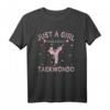 Taekwondo Martial Art Lover T-Shirt für Mädchen und Frauen - Lustiges Design mit 'Just A Girl Who Loves Taekwondo' für Partys, Geschenke & Feiertage