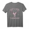 Taekwondo Martial Art Lover T-Shirt für Mädchen und Frauen - Lustiges Design mit 'Just A Girl Who Loves Taekwondo' für Partys, Geschenke & Feiertage