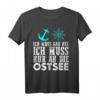 Ich Muss Gar Nichts, Ich Muss Nur An Die Ostsee T-Shirt – Witziges Küstenoutfit für Strandurlaub & Ostsee-Liebhaber