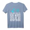 Ich Muss Gar Nichts, Ich Muss Nur An Die Ostsee T-Shirt – Witziges Küstenoutfit für Strandurlaub & Ostsee-Liebhaber