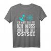 Ich Muss Gar Nichts, Ich Muss Nur An Die Ostsee T-Shirt – Witziges Küstenoutfit für Strandurlaub & Ostsee-Liebhaber