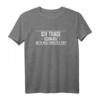 Ich trage Schwarz bis es was Dunkleres gibt - Lustiges Ironie- und Sarkasmus T-Shirt als Geschenk für dunkle Kleidung Fans
