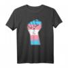 Transgender Flagge Hand Symbol Faust Transsexuell Trans T-Shirt – LGBT Pride Geschenk für Transgender und transsexuelle Freunde