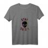 Damen Awesome Stay Weird Alien Face Glitch UFO T-Shirt mit V-Ausschnitt - Leichtes, Trendiges Sci-Fi Shirt für Frauen