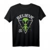 Meditating Alien Believe T-Shirt – Humorvolles UFO und Alien Motiv für Science-Fiction Fans, Conspiracy Theorists & Inner Peace Enthusiasten, perfekt für Events, Geburtstage, Halloween & Weihnachten