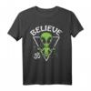 Meditating Alien Believe T-Shirt – Humorvolles UFO und Alien Motiv für Science-Fiction Fans, Conspiracy Theorists & Inner Peace Enthusiasten, perfekt für Events, Geburtstage, Halloween & Weihnachten