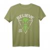 Meditating Alien Believe T-Shirt – Humorvolles UFO und Alien Motiv für Science-Fiction Fans, Conspiracy Theorists & Inner Peace Enthusiasten, perfekt für Events, Geburtstage, Halloween & Weihnachten