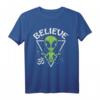 Meditating Alien Believe T-Shirt – Humorvolles UFO und Alien Motiv für Science-Fiction Fans, Conspiracy Theorists & Inner Peace Enthusiasten, perfekt für Events, Geburtstage, Halloween & Weihnachten