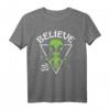 Meditating Alien Believe T-Shirt – Humorvolles UFO und Alien Motiv für Science-Fiction Fans, Conspiracy Theorists & Inner Peace Enthusiasten, perfekt für Events, Geburtstage, Halloween & Weihnachten