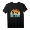 Believe Santa Claus Bigfood Nessie UFO Retro Sonnenuntergang - Lustiges Mythos T-Shirt für Partys, Weihnachten & besondere Anlässe