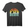 Believe Santa Claus Bigfood Nessie UFO Retro Sonnenuntergang - Lustiges Mythos T-Shirt für Partys, Weihnachten & besondere Anlässe