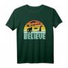 Believe Santa Claus Bigfood Nessie UFO Retro Sonnenuntergang - Lustiges Mythos T-Shirt für Partys, Weihnachten & besondere Anlässe