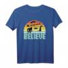 Believe Santa Claus Bigfood Nessie UFO Retro Sonnenuntergang - Lustiges Mythos T-Shirt für Partys, Weihnachten & besondere Anlässe