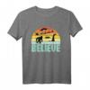 Believe Santa Claus Bigfood Nessie UFO Retro Sonnenuntergang - Lustiges Mythos T-Shirt für Partys, Weihnachten & besondere Anlässe