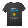 Think Like A Proton And Stay Positive - Lustiges Science Nerd T-Shirt für Wissenschaftler, Lehrer & Chemie-Fans als Geschenk