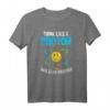 Think Like A Proton And Stay Positive - Lustiges Science Nerd T-Shirt für Wissenschaftler, Lehrer & Chemie-Fans als Geschenk