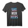 She Her Hers Pronomen LGBTQIA Trans Pride Flag T-Shirt – Unterstützung & Stolz für Transgender & LGBTQIA Community