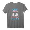 She Her Hers Pronomen LGBTQIA Trans Pride Flag T-Shirt – Unterstützung & Stolz für Transgender & LGBTQIA Community